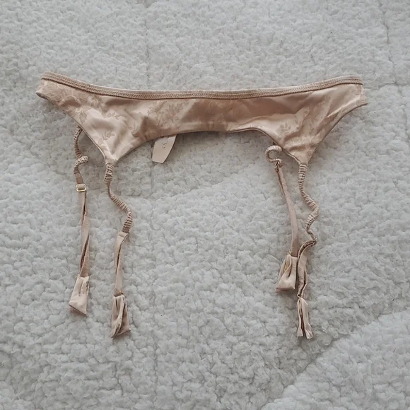Victoria's Secret Beige/Cream Garter Belt Bundle - Picture 9 of 17